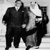 والدي سمو الأمير سلطان والزعيم المصري جمال عبد الناصر متشابكَيْ الأيدي في جو من الود والوئام. بيد أن صداقتهما انقطعت إبَّان الحرب الأهلية في اليمن في الستينات، إذ أدت تلك الحرب إلى مواجهة بينهما